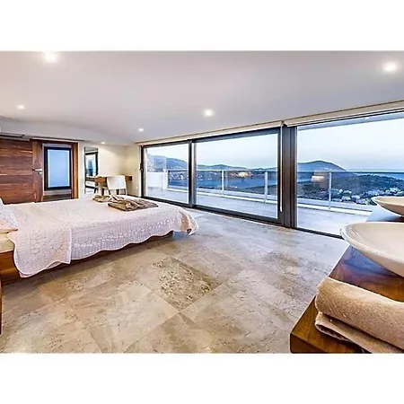 Sleeps 10 With Pool Air Con And Wifi