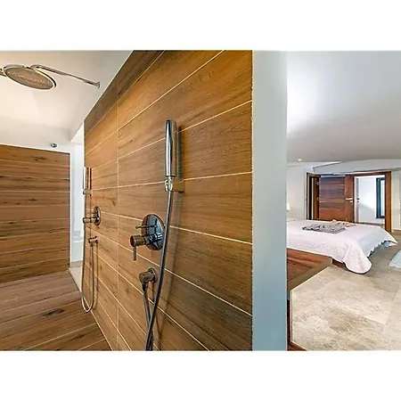 Sleeps 10 With Pool Air Con And Wifi
