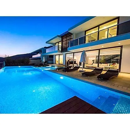 Willa Sleeps 10 With Pool Air Con And Wifi