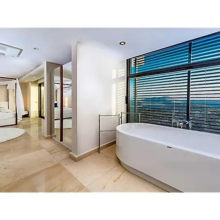 Sleeps 10 With Pool Air Con And Wifi فيلة كالكان